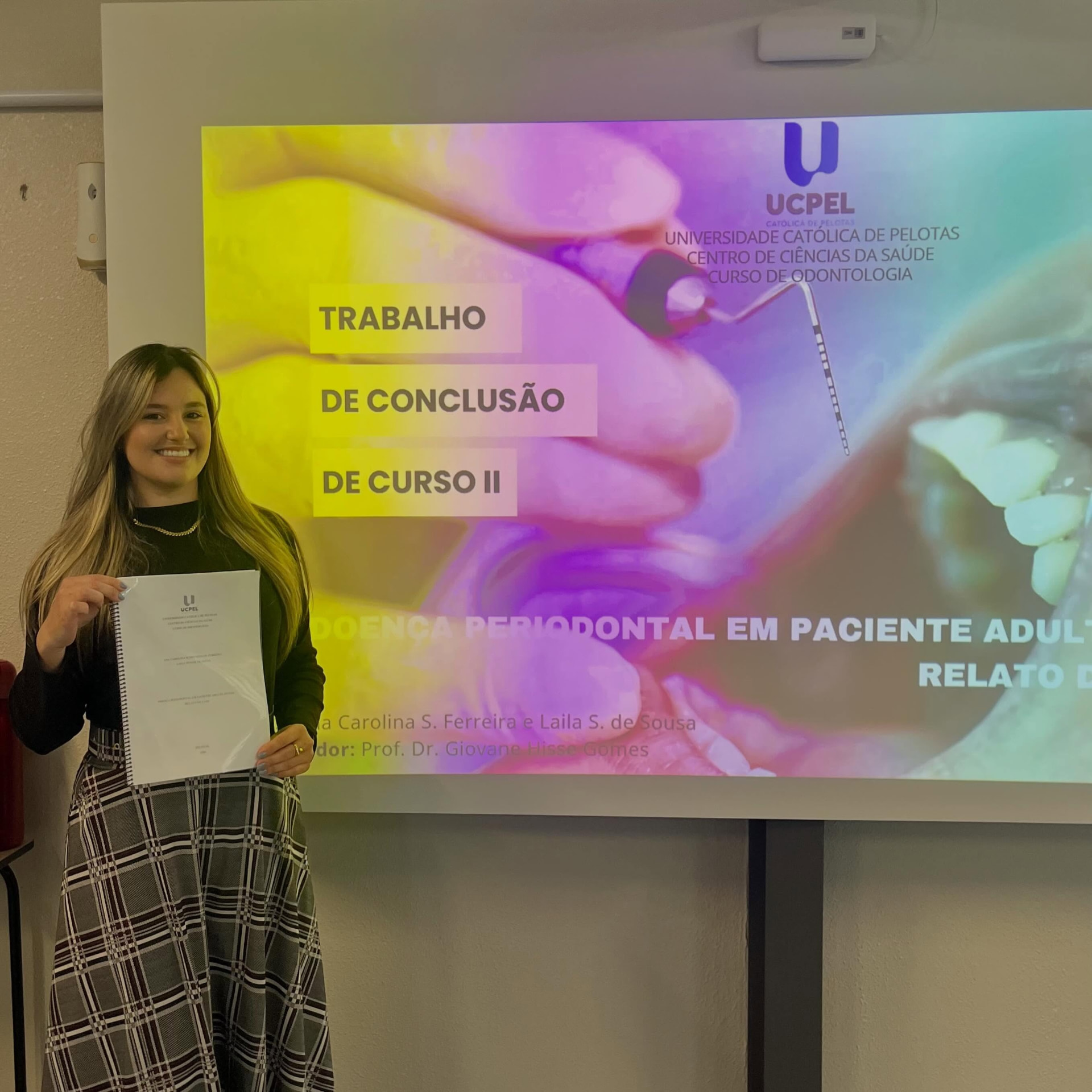 Ana Carolina apresentando trabalho de conclusão de curso